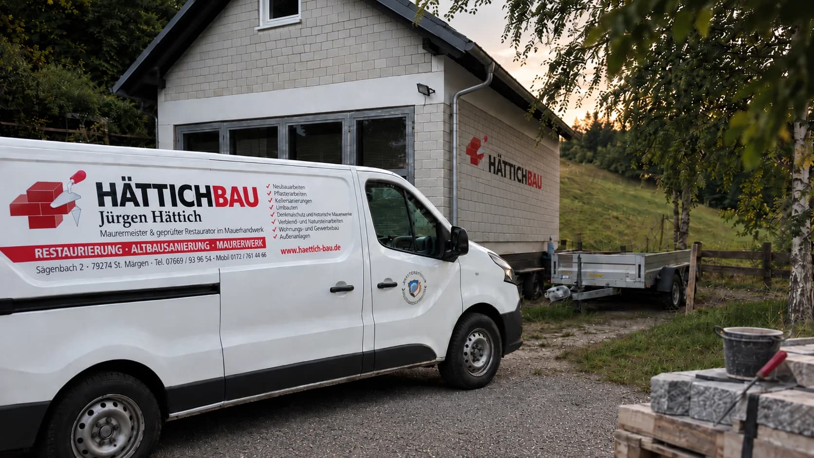 Firmenfahrzeug von Hättich Bau mit Beschriftung vor dem Betrieb in St. Märgen, Logo an der Wand per KI ergänzt